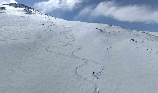 Ağrı Dağı'ndan kayan kayakseverler, Ağrı Dağı'nın Iğdır tarafına kayak merkezi yapılması çağrısında bulundu