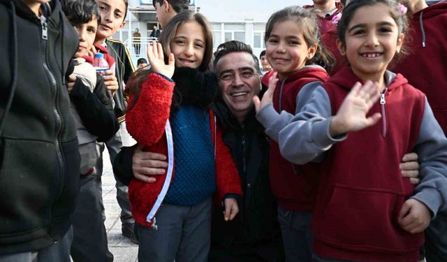 Ağrı Emniyet Müdürü Önder, öğrencilerle buluşarak polislik mesleğini tanıtıyor