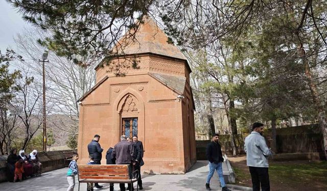 Ahlat'taki türbeye bayramda ziyaretçi akını