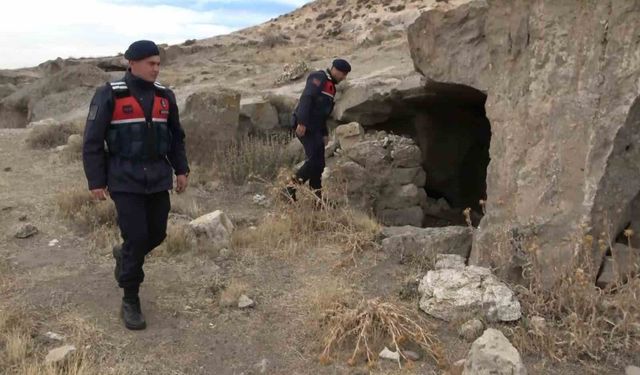 Aksaray'da jandarma ekipleri tarihi mekanlarda devriyede