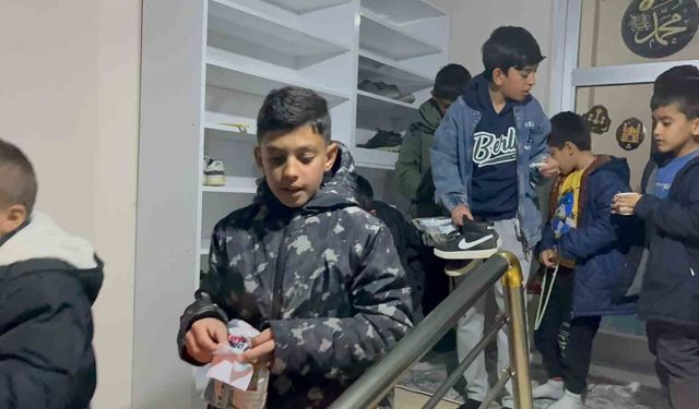 Aksaray'da teravih namazına gelen çocukların ayakkabılarına harçlık konuldu