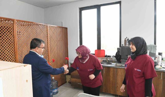 Altıeylül' de kadın emeğine karanfilli kutlama