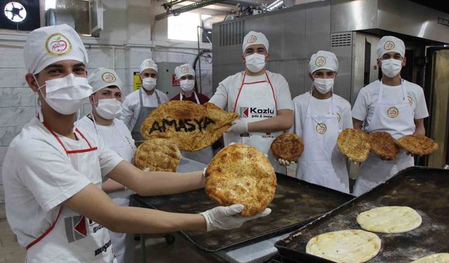 Amasya'da Ramazan pideleri meslek liselilerden