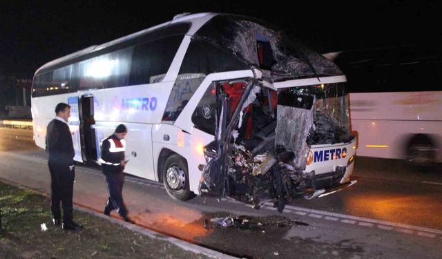 Amasya'da yolcu otobüsü ile tırın çarpıştığı kazada 11 yaralı