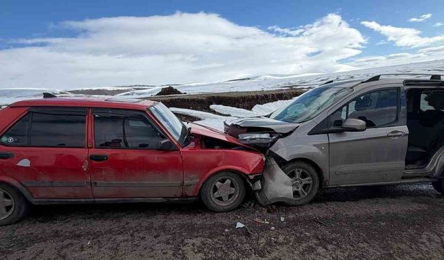 Ardahan'da iki otomobil kafa kafaya çarpıştı: 2 yaralı