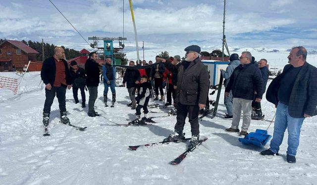Ardahan'da İl Genel Meclisi üyelerinin kayak keyfi