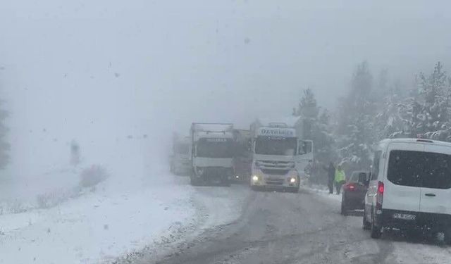 Ardahan'da kar yağışı trafiği aksatıyor