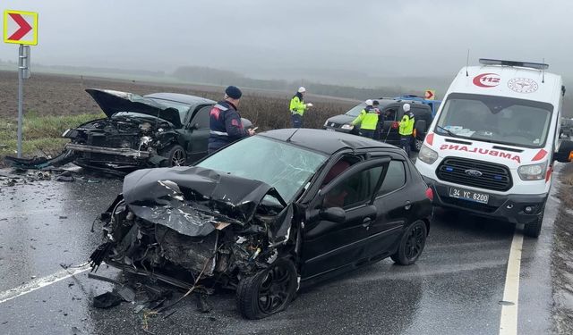 Arnavutköy'de iki araç çarpıştı: 3 kişi yaralandı