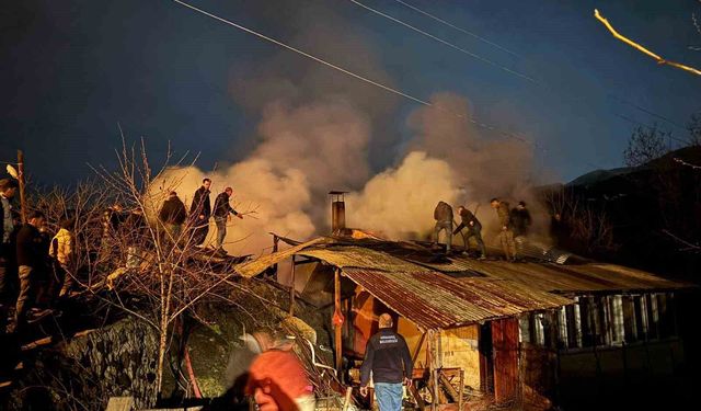 Artvin'de gece yarısı yangın: 1 ev ve odunluk kullanılamaz hale geldi