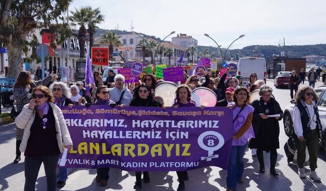 Ayvalık'ta 8 Mart yürüyüşüne yoğun katılım