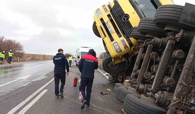 Balık yemi yüklü tır devrildi