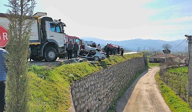 Balıkesir'de feci kaza: 1 ölü, 2 yaralı