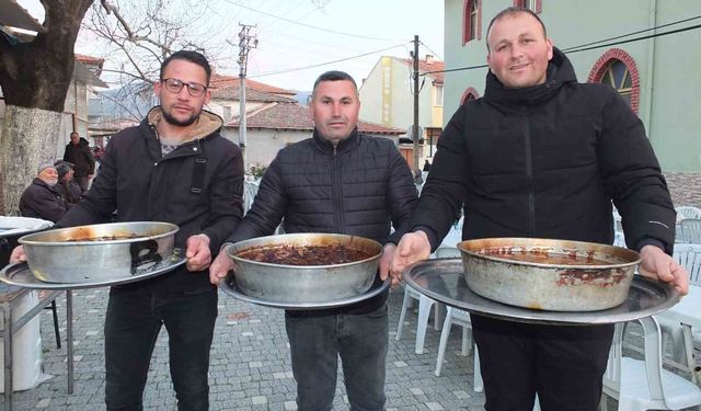 Balıkesir'de geleneksel köy iftarı yüzlerce vatandaşı buluşturdu