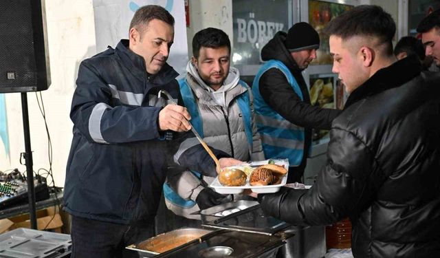 Başkan Ahmet Akın, sahurunu hal esnafıyla birlikte yaptı