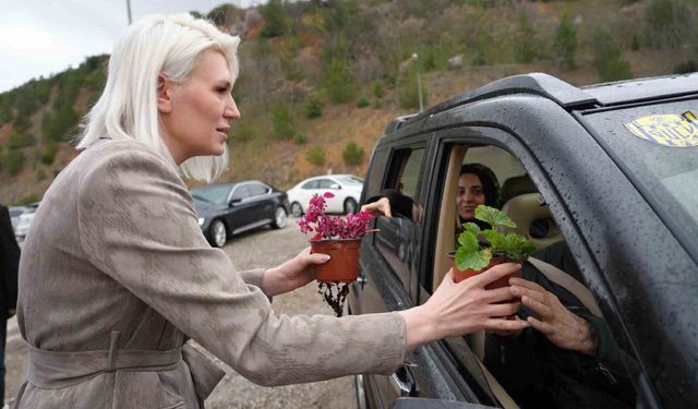 Başkan Subaşı, mezarlık ziyaretinde vatandaşlara çiçek dağıttı