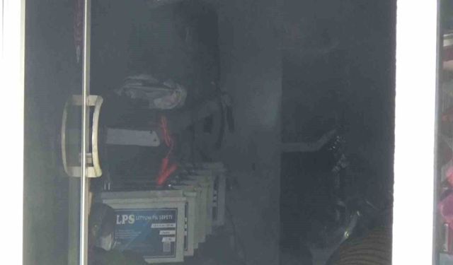 Batarya dükkanında yangın çıktı, bina tahliye edildi