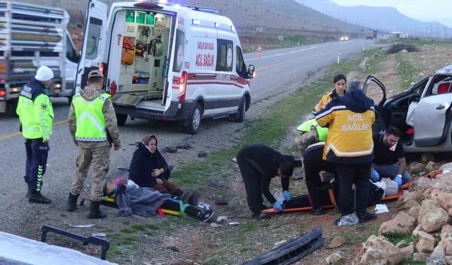 Batman'da direğe çarpıp takla atan araç hurdaya döndü: 5 yaralı