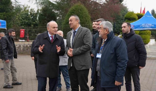 Bayram arifesinde şehir mezarlığında Kur'an tilaveti