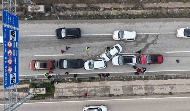 Bayram dönüşü zincirleme kaza: Anne ve iki çocuğu yaralandı