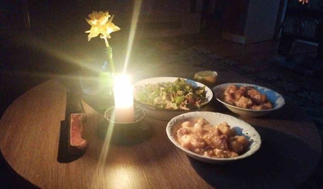 Bilecik'te elektrik kesintisi Ramazan sofralarını kararttı: Köylüler mum ışığında iftar yaptı