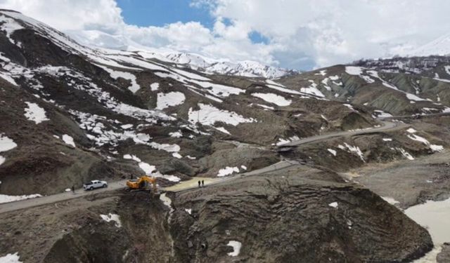 Bingöl'de heyelan sonucu çöken ve kayan yolda çalışmalar başladı