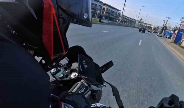 Bir anda şerit değiştirdi, motosikletler çarpıştı
