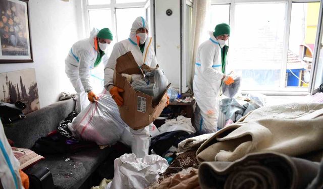 Bir daireden 4 kamyon çöp çıktı