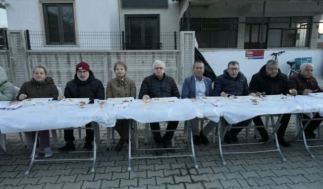 Burhaniye' de toplu iftar geleneği devam ediyor