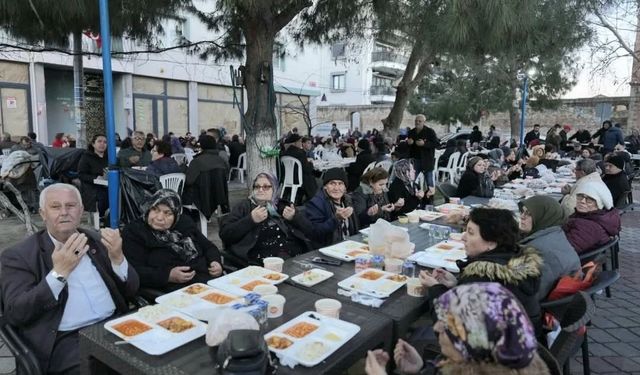 Burhaniye'de iki mahallenin iftarı yüzlerce vatandaşı buluşturdu