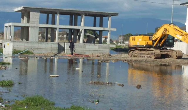 Burhaniye'de pis koku yol değiştirtti