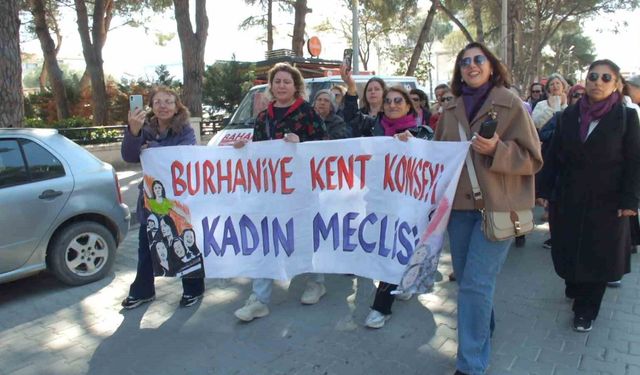 Burhaniye'de sazlı sözlü Kadınlar Günü kutlaması