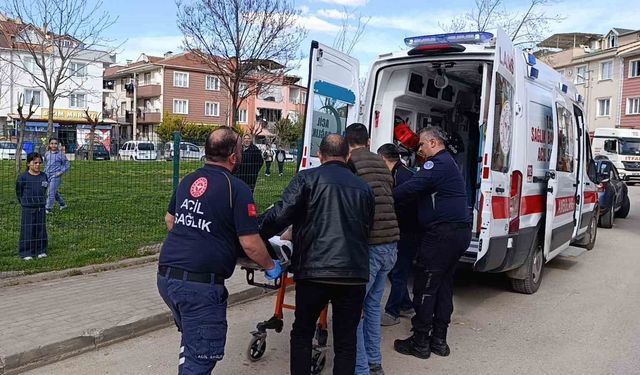 Bursa'da 3 katlı binada yangın: Dumandan zehirlenen yaşlı kadının durumu ağır