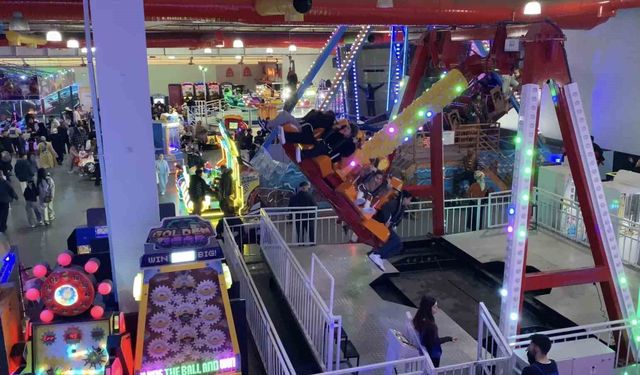 Bursa'da bayramın adresi AVM'ler oldu