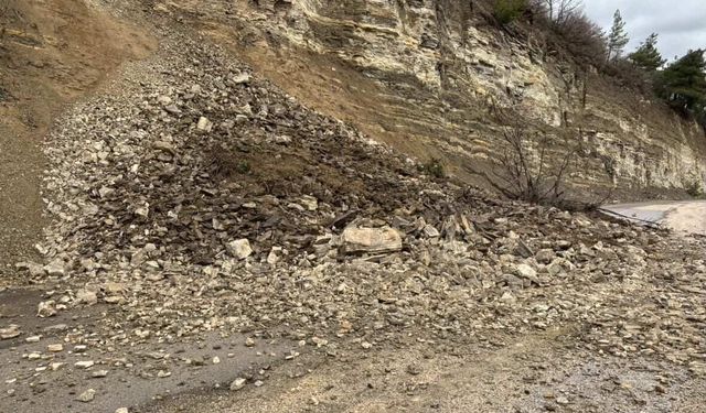 Bursa'da heyelan yolu kapattı: O anlar kamerada