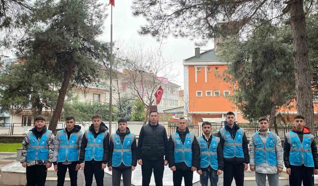 Bursa'da öğrencilerden şehit kabirlerine bayram temizliği