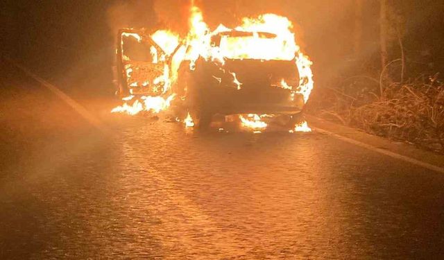 Bursa'da seyir halindeki otomobil alev alev yandı