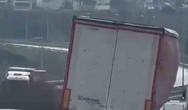 Bursa'da tır yan şekilde ilerledi