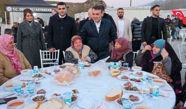 Büyük yangın sonrası yaralarını saran vatandaşlar iftarda bir araya geldi