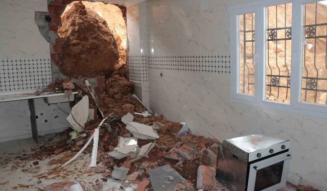 Cizre'de sağanak yağış heyelana neden oldu, dev kayalar evi yıktı