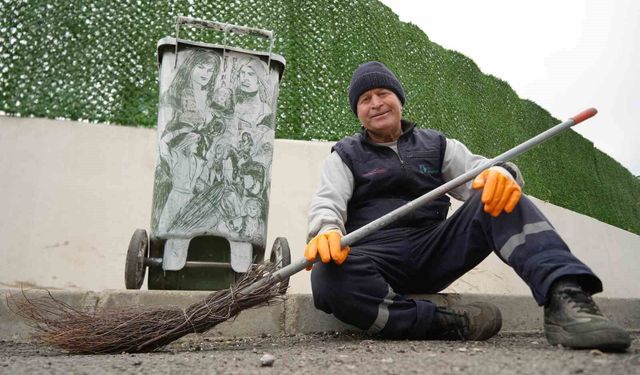 Çöpçüler Kralı'nda Kemal Sunal için mikrofon olan süpürge, onun elinde kaleme dönüştü