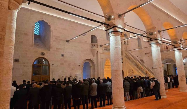 Depremde hasar gören tarihi Selahattin Eyyubi Camii yeniden ibadete açıldı