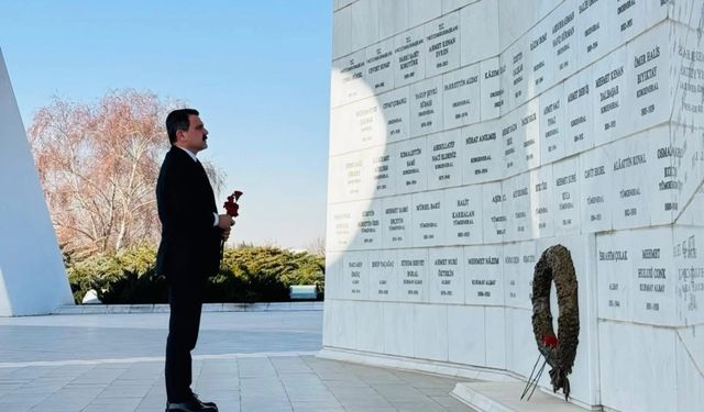 Devlet Büyükleri Anıt Mezarlığı'nda Anma Programı Gerçekleştirildi