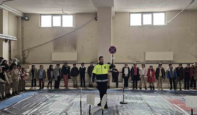 Digor'da öğrencilere uygulamalı trafik eğitimi verildi