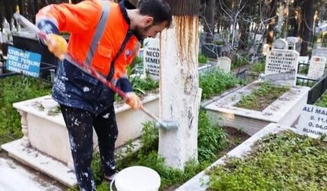 Edremit Belediyesi bayram öncesi mezarlıklarda bakım çalışmalarını sıkılaştırdı