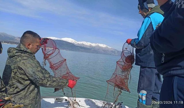 Eğirdir Gölü'nde kaçak pinterlere el konuldu, kerevitler göle bırakıldı