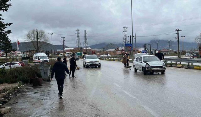 Eğirdir'de otomobil bariyerlere çarptı: 1 yaralı