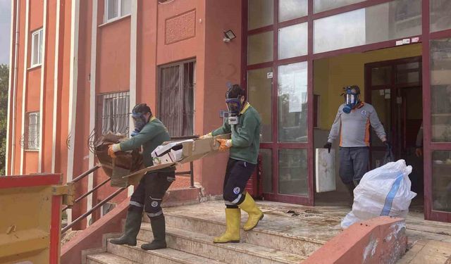 Ekipler gaz maskesiyle girdi iki günde temizledi: Evden 7 kamyonet çöp çıktı