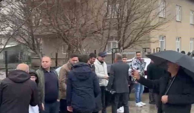 Elazığ'da asırlık bayramlaşma geleneğinde metrelerce kuyruk