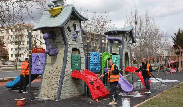 Elazığ'da çocuk oyun alanları temizlendi