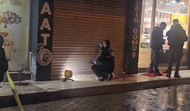 Elazığ'da iş yerine silahlı saldırı: Vitrine 9 kurşun isabet etti